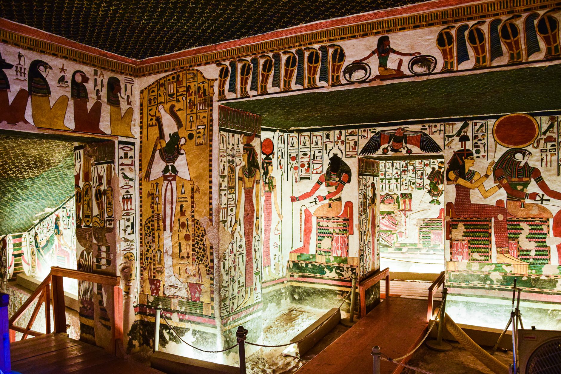 Tomb Raiders: The History of Grave Robbing in Ancient Egypt (and Today) - LOST SG